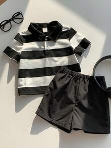 Conjunto de 2 peças para bebê menino/menina: camisa polo de manga curta com gola listrada em preto e branco e shorts pretos. Confortável, casual e elegante para o dia a dia, ideal para ambientes internos e externos, esportes, festas, ensaios fotográficos, festivais, streetwear, Natal, Ano Novo e todas as estações do ano (primavera, verão, outono e inverno). - Preto e Branco - Ver 4