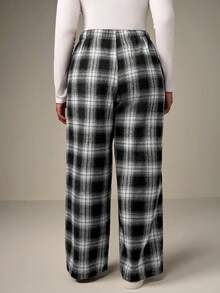 SHEIN Tall CURVE 大码女式宽松圣诞红色格子抽绳腰带工装裤，带口袋，保暖内衬 - 黑與白 - 查看 2