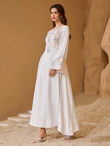 Al Najma 色彩鲜艳的刺绣亮片装饰阿拉伯风格喇叭裙摆连衣裙，圆领喇叭袖 - 白色 - 查看 8