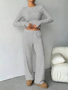 SHEIN Tall Bộ đồ ngủ nữ mặc nhà thoải mái, gồm áo thun dài tay cổ tròn kẻ sọc và quần ống đứng rộng kẻ sọc, thích hợp mặc hàng ngày, chơi thể thao, mùa xuân hè, đi học. Bộ hai mảnh kẻ sọc màu nâu, áo dài tay và quần kẻ sọc, bộ hai mảnh kẻ sọc. - Đen và trắng - Xem 4