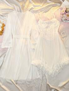 DelicateAllure مجموعة ملابس نوم من فستان انزلاقي مريح من الشبك الشفاف والدانتيل المكشكش غير متماثل، وردة مربوطة، مقاسات كبيرة - أبيض - مشاهدة 6