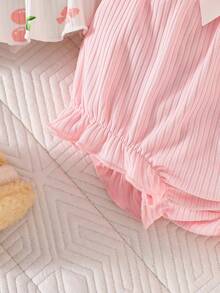 SHEIN 新生女嬰夏季衣著套裝 淡粉色可愛櫻桃印花三角短褲套裝 含髮帶 2件組 嬰兒女童拍照套裝 - 淺粉色 - 查看 7