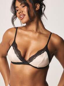 MISSGUIDED Contrast Mesh Lace Trim Lingerie Set With Underwire Bralette And Lace Detailed Shorts