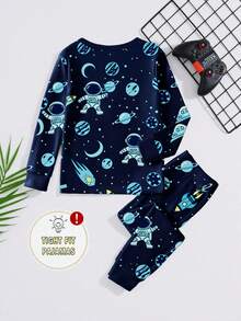 一套男童夜光宇航员和行星印花修身长袖睡衣套装，舒适睡衣，适合春季、秋季及所有季节穿着