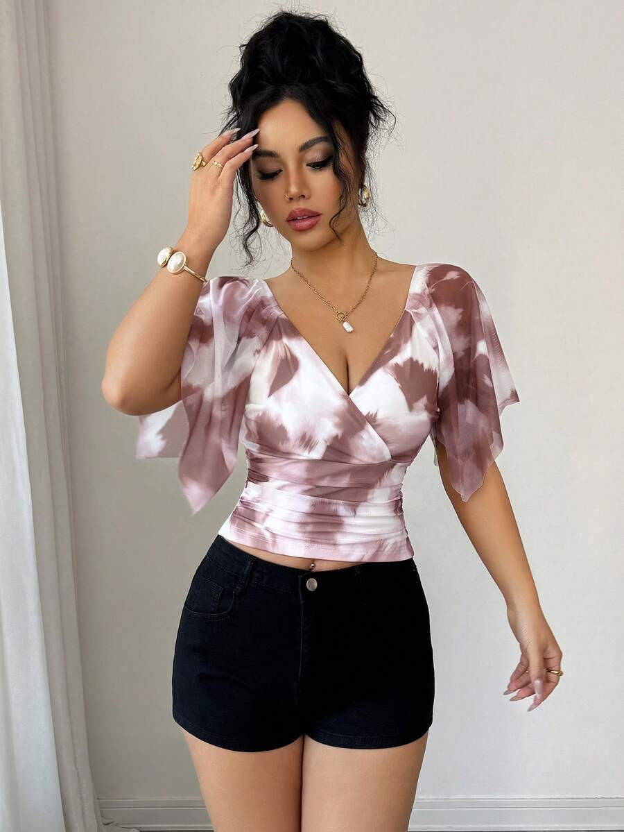 Elenzga 印花随机剪裁V领荷叶袖修身腰身优雅性感度假女式T恤，春夏款 - 彩色 - 查看 1