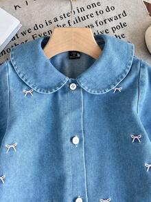 SHEIN 女童牛仔连衣裙，蓝色水洗休闲修身牛仔连衣裙，饰有可爱蝴蝶结刺绣和雏菊纽扣，采用轻盈柔软的棉质牛仔面料制成，时尚必备单品，适合春秋季穿着，休闲百搭，适合日常穿搭、外出、派对等场合，2025年秋季新品 - 中等水洗藍 - 查看 7