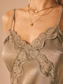 Aralina 女士休闲时尚优雅奢华缎面蕾丝边吊带背心，完美适合夏季造型、海滩度假装扮和派对装扮。 - 灰色 - 查看 3
