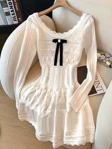 GlowEve Vestido de punto mini con manga larga, diseño de cintura calada y lazo en contraste de color para mujeres - Blanco - Ver 1