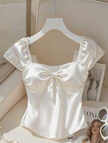 Franclia 女士上衣，女士无袖露背上衣，白色，纯色，性感上衣，是情人节约会和浪漫场合的完美之选。胸前饰有蝴蝶结，散发着浪漫气息。采用薄纱缎面材质，尽显优雅高贵。这款时尚新款晚装上衣，是正式场合、宾客着装和生日派对的理想之选。缎面蝴蝶结上衣，女士缎面衬衫，优雅丝绸上衣 - 白色 - 查看 2