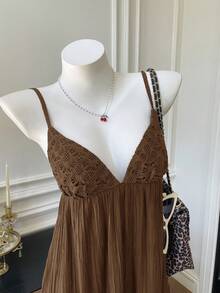SHEIN EZwear 女士纯色镂空荷叶边吊带迷你吊带裙，春夏沙滩度假装，棕色连衣裙，棕色沙滩裙，咖啡棕色连衣裙，棕色夏季连衣裙，夏季棕色连衣裙，女士连衣裙，女士夏季连衣裙 - 棕色 - 查看 4