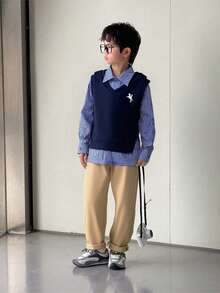 Mirajuku Set de 3 piezas de estilo escolar para niños: chaleco de punto de cuello en V azul marino, camisa de manga larga a cuadros azul y blanco, pantalones rectos color caqui con bordado de caballo blanco, look de campus elegante para primavera/otoño, versátil y elegante, pre-pedido - Azul - Ver 1