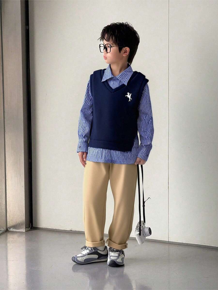 Mirajuku Set de 3 piezas de estilo escolar para niños: chaleco de punto de cuello en V azul marino, camisa de manga larga a cuadros azul y blanco, pantalones rectos color caqui con bordado de caballo blanco, look de campus elegante para primavera/otoño, versátil y elegante, pre-pedido - Azul - Ver 1