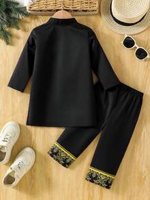SHEIN Bata de manga larga con cuello Mao y pantalones largos casuales a juego, estilo chino para bebé niño, de tela suave con diseño impreso minimalista, de moda para primavera/verano - Multicolor - Ver 2