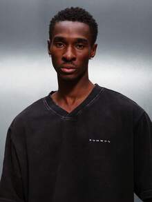 PLAYBOY X SUMWON 宽松V领短袖T恤，背面印有大兔子图案 - 黑色 - 查看 4