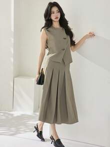 Heiryn 卡其色修身两件套 - 不对称纽扣无袖上衣和百褶中长裙，优雅的办公室到晚宴装扮，女士纯色单排扣马甲和百褶裙休闲通勤两件套 - 軍綠色 - 查看 5