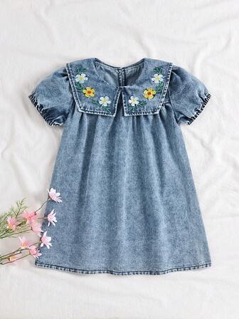 SHEIN Vintaside Kids 一件女童花卉刺绣牛仔连衣裙，彼得潘领，泡泡袖，A字版型，复古休闲优雅短款连衣裙，适合夏季日常外出或旅行