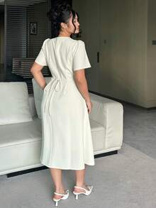 Dazy Plus 大尺碼女款優雅白色長洋裝，圓領、喇叭袖、收腰設計，春夏季長版太陽裙 - 杏色 - 查看 6