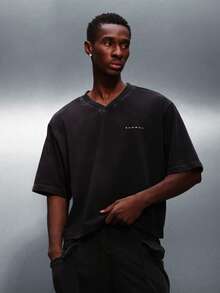 PLAYBOY X SUMWON 宽松V领短袖T恤，背面印有大兔子图案 - 黑色 - 查看 2