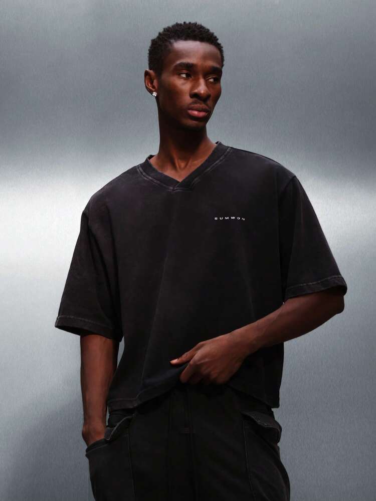 PLAYBOY X SUMWON ボックスフィット Vネック 半袖Tシャツ 大きなウサギロゴ バックプリント付き