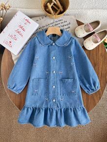 SHEIN 女童牛仔连衣裙，蓝色水洗休闲修身牛仔连衣裙，饰有可爱蝴蝶结刺绣和雏菊纽扣，采用轻盈柔软的棉质牛仔面料制成，时尚必备单品，适合春秋季穿着，休闲百搭，适合日常穿搭、外出、派对等场合，2025年秋季新品 - 中等水洗藍 - 查看 3