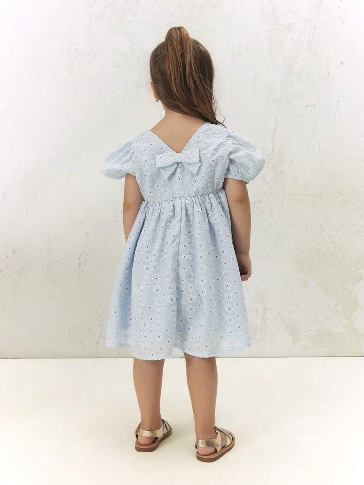 Abito con maniche a sbuffo in pizzo e fiocco