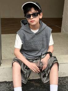 SHEIN 1件儿童/青少年男童休闲韩版字母压纹印花无袖连帽衫 - 深灰色 - 查看 2