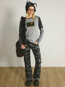 Y2Kool Vecteezy 女士迷彩喇叭裤、工装裤、紧身牛仔裤，适合秋冬季节、派对、万圣节等场合。女士迷彩工装裤，女士工装裤，时尚服装系列，新年穿搭，休闲裤，迷彩运动裤，辣妹风棉质印花牛仔裤。 - 深灰色 - 查看 3