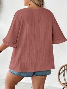 SHEIN CURVE+ 大码女式荷叶边短袖衬衫，宽松休闲下摆，适合日常及度假穿着，夏季，曲线身材，波西米亚风度假/乡村/海滩装扮，夏季上衣 - 中紫紅色 - 查看 2