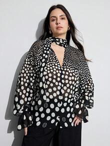 Aveloria Modichic Elegante top vintage in stile "old money" versatile e di taglia comoda, con base nera e stampa a pois bianchi sfumati, scollo a V profondo con laccio e maniche lunghe, adatto per uscite casual e uso quotidiano - Bianco e nero - Visualizzare 6