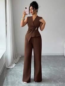 Modelyn Top plissé sans manches avec boucle métallique décorative + pantalon droit. Ensemble élégant chic de 2 pièces