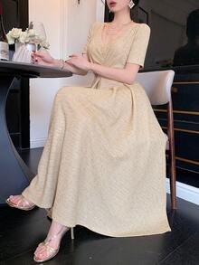 DAZY 女士V领短袖腰部串珠拼接优雅连衣裙 - 杏色 - 查看 2