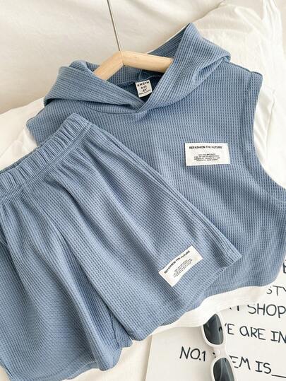 SHEIN Genkimix Kids 两件套男童夏季套装，包括一件带帽短袖T恤，采用纹理针织面料和撞色图案设计，搭配拼接运动短裤，运动风格，适合日常穿着、度假、运动、上学、节日等场合。