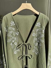 Comfortcana 大码女式花卉刺绣系带衬衫，秋冬款 - 綠色 - 查看 3