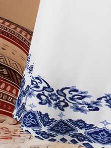 Sparklyn 这款传统花卉刺绣长袍以白色为底，饰以蓝色图案，采用经典的中东宽松喇叭袖设计，适合节日庆典、文化聚会和传统正式场合穿着。 - 彩色 - 查看 6