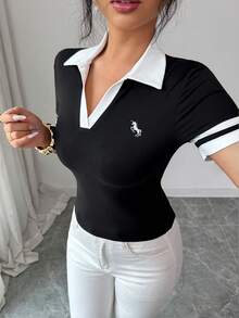 SHEIN Elenzya 女士时尚优雅运动刺绣马图案撞色 Polo 领半拉链 V 领短袖修身 T 恤 - 黑與白 - 查看 4