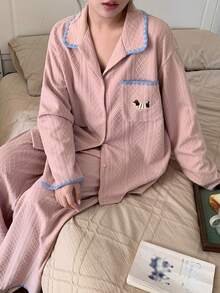 Dazy Plus Bộ đồ ngủ nữ cỡ lớn, kiểu dáng thường ngày, dễ thương, in họa tiết, chất liệu vải dệt, gồm áo tay dài rộng rãi và quần ống đứng, thích hợp cho mùa xuân/hè/thu. - Hồng - Xem 1