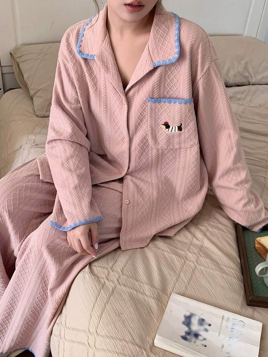 Dazy Plus Bộ đồ ngủ nữ cỡ lớn, kiểu dáng thường ngày, dễ thương, in họa tiết, chất liệu vải dệt, gồm áo tay dài rộng rãi và quần ống đứng, thích hợp cho mùa xuân/hè/thu. - Hồng - Xem 1