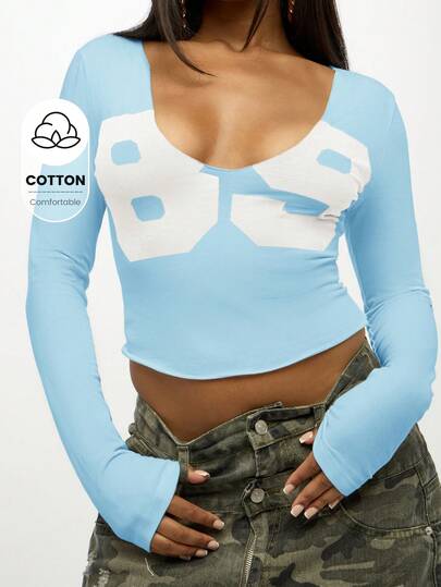 SUMWON WOMEN Áo croptop dài tay nữ in số, cổ tròn, chất liệu cotton pha, kiểu dáng ôm vừa vặn, phong cách thường ngày.