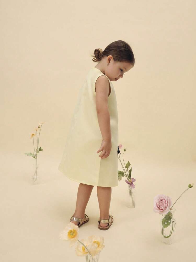 リボンディテールのノースリーブシフトドレス