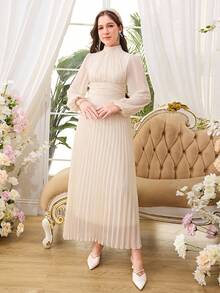 这款少女春夏优雅复古白色雪纺连衣裙，采用纯白色立领设计，腰部收褶，长袖泡泡袖，薄纱褶裥下摆，修长廓形，尽显优雅气质。是少女出席正式宴会、庆典或特殊活动的理想之选。 - 白色 - 查看 3