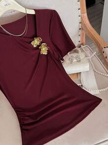 GlowEve Áo thun ngắn tay màu đỏ rượu vang, cổ lệch, xếp ly bên hông, trang trí hoa kim loại. - Đỏ - Xem 5