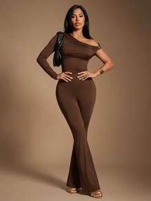 Radiana Combinaison asymétrique sexy et élégante pour femmes, avec épaule dénudée. Combinaison moulante et extensible avec jambes évasées. Convient pour les rendez-vous, les réunions, les fêtes, les vacances, les sorties décontractées, les trajets, les tenues de bureau décontractées - Tabac - Voir 3