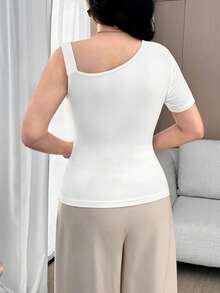 Modelyn 白色不对称肩部罗纹上衣，饰有花卉贴花，优雅不对称设计，适合婚礼宾客、约会之夜和派对穿着。女士纯色不对称领口3D花卉装饰时尚T恤，情人节适用。 - 白色 - 查看 6