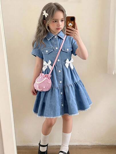 SHEIN Elladie kids Young Girls Denim Dress, Cute And Sweet Casual Fashion Recommendation! Classic Light Blue Washed Denim, Comfortable Fabric, Front Pocket Flap + Bow Design Playful And Adorable, Wider Hem Flatters The Legs, Frayed Hem Adds Sweet And Lively Touch. Suitable For Daily Outings, Campus Casual, Weekend Trips, Back To School Season, Vacation And More, Keeping Your Child Fashionable And Energetic Every Day!