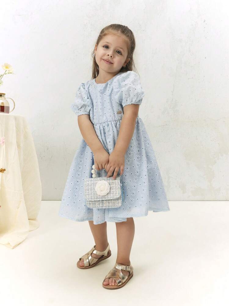 Abito con maniche a sbuffo in pizzo e fiocco