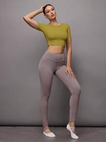 Activina Camiseta esportiva cropped com decote nas costas e modelagem torcida - Gengibre - Ver 5