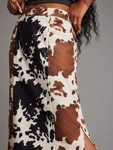 NYA SZN Saia Elsesser de Cintura Alta Ajustada com Detalhe de Fenda em Estampa Animal Marrom, Preto e Branco de Vaca, Festiva, de Feriado, Festival, Evento, Festa, Streetwear Casual, Carnaval para Mulheres - Multicolorido - Visão 5