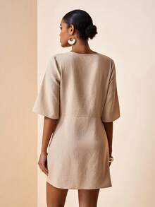 Zivah 2026春夏新款亚麻V领迷你连衣裙，侧边系带，卡其色，适合音乐节、复活节、圣帕特里克节、情人节、约会、西式风格、休闲风格、生日、毕业典礼、校园风、日常穿着、休闲、度假、邮轮旅行、海滩、日光浴、潮流、街头风、婚礼宾客、通勤、早午餐、机场、派对、节日、办公室等场合。 - 棕色 - 查看 3