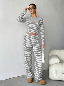 SHEIN Tall Bộ đồ ngủ nữ mặc nhà thoải mái, gồm áo thun dài tay cổ tròn kẻ sọc và quần ống đứng rộng kẻ sọc, thích hợp mặc hàng ngày, chơi thể thao, mùa xuân hè, đi học. Bộ hai mảnh kẻ sọc màu nâu, áo dài tay và quần kẻ sọc, bộ hai mảnh kẻ sọc. - Đen và trắng - Xem 6
