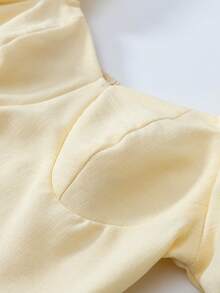 优雅杏色碎花泡泡袖收腰休闲度假上衣，适合少女穿着，可搭配牛仔裤、短裤或裙子，打造日常休闲或假日造型。 - 黑與白 - 查看 6